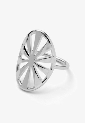 Strieborný kovový prsteň s veľkou oválnou otvorenou tvárou so žiariacimi vyrezávanými trojuholníkovými segmentmi.