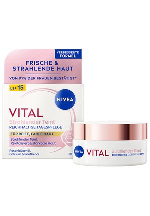 NIVEA Vital Tagescreme mit LSF 15 für reife, matte Haut, enthält Rosenöl, Kalzium und Panthenol, mit Verpackung, die die Vorteile strahlender, revitalisierter Haut hervorhebt.