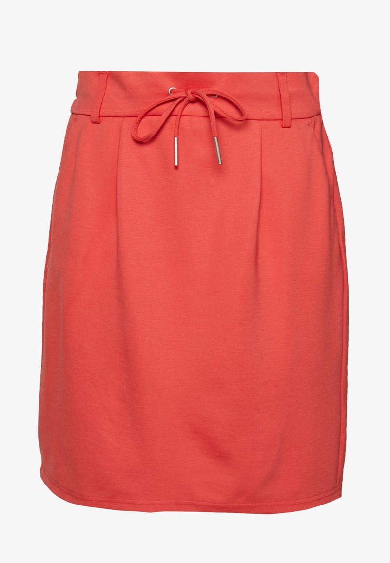 Jupe décontractée rouge corail avec une ceinture à cordon de serrage et des passants pour ceinture, dotée d'une texture de tissu lisse et d'un ourlet droit.