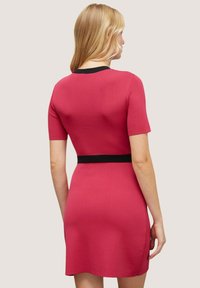 Motivi CON BORDI A CONTRASTO - Vestido informal - fucsia