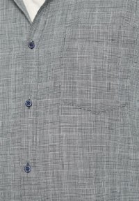 Korte mouwen overhemd met knoopsluiting in zwart-wit ruitpatroon, voorzien van een borstzakje en donkerblauwe knopen, textuurstof.