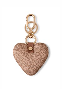 Portachiavi a forma di cuore in tessuto beige con un motivo strutturato, finiture dorate e un dettaglio in pelle marrone con bottone a pressione.