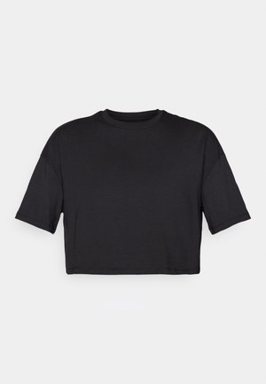 Svart kort t-skjorte laget av myk stoff, med rund halslinning og korte, brede ermer, med et enkelt, sømløst design.