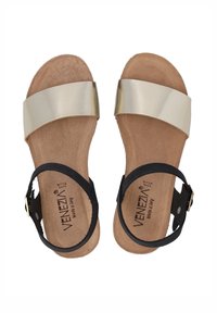 Sorte og guld sandaletter med en bred metallisk rem, kontrastfarvet sort ankelrem med spænde og en tekstureret brun indersål.