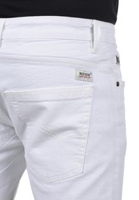 INDICODE JEANS IDHALLOW - Kratke hlače od trapera - off-white