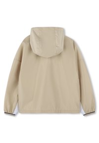 Giacca a vento beige con cappuccio, polsini elasticizzati e maniche bianche con accenti neri; tessuto liscio e leggero.
