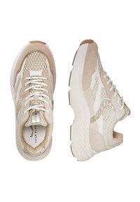 Sneakers beige con un design in rete, accenti in suede e suola in gomma testurizzata. Chiusura con lacci e colletto imbottito di supporto.