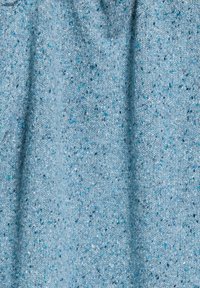 Lichtblauwe gebreide stof met een gestructureerde textuur, met donkere blauwe en witte spikkels verspreid over het geheel. Zacht en met een iets uitgerekt uiterlijk.