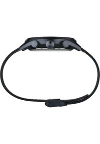 Sort armbåndsur med rund urskive, to knapper og et tekstureret rem. Har en sølvfarvet urskive og en roterende krone til justering af tiden.