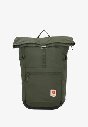 Sac à dos en nylon vert avec fermeture enroulable, poignées réglables, poche zippée à l'avant et patch logo. Texture lisse et design fonctionnel.