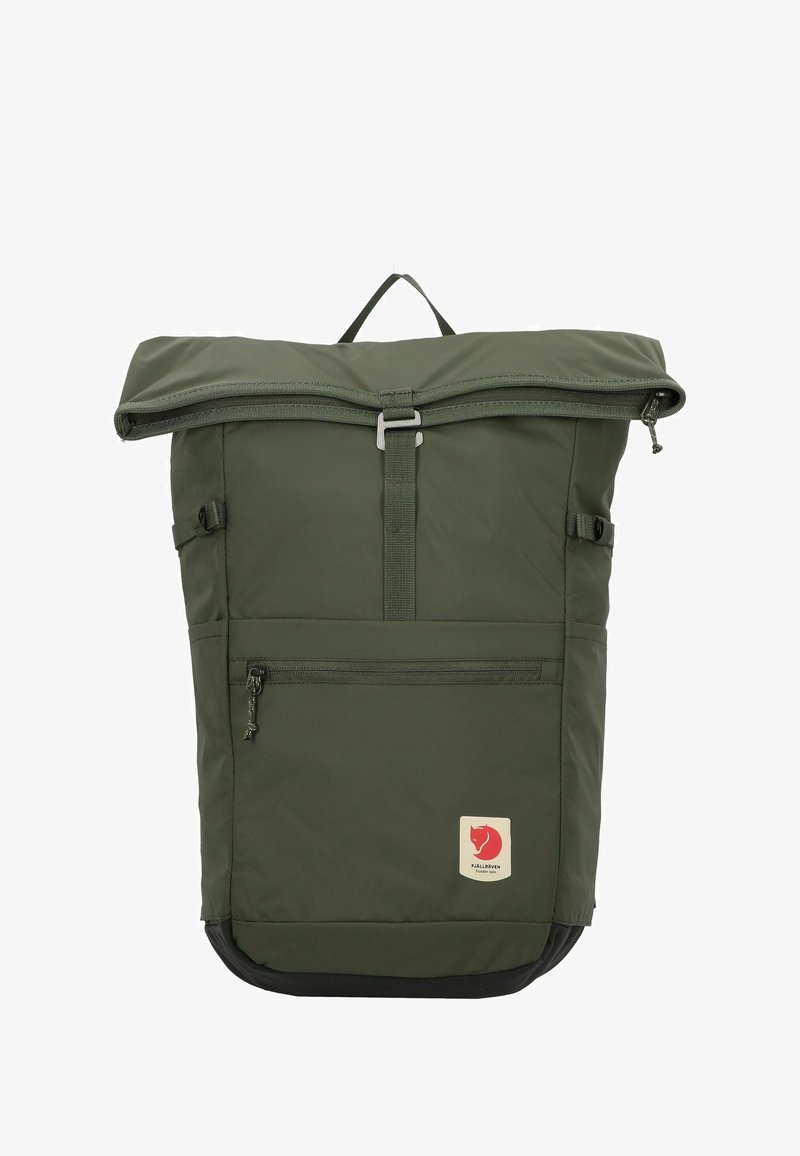 Zelený nylonový batoh s rolovacím uzávěrem, nastavitelnými popruhy, přední kapsou na zip a nášivkou se logem. Hladká textura a funkční design.