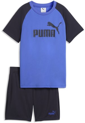 Blå og sort Puma kortærmet trøje med matchende sorte shorts, begge med Puma-logo i sort og blå.