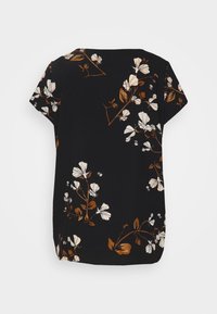 Top negro de manga corta con un estampado floral en blanco y óxido, con una forma relajada y una textura suave.