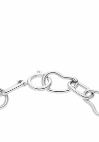 Gros plan sur une chaîne argentée avec des maillons ovales et ronds entrelacés sur un fond blanc.