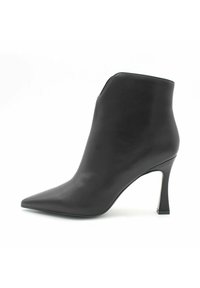 Czarne skórzane botki na kostkę z spiczastym noskiem, eleganckim designem i wysokim, smukłym obcasem. Gładka tekstura i minimalistyczne detale.
