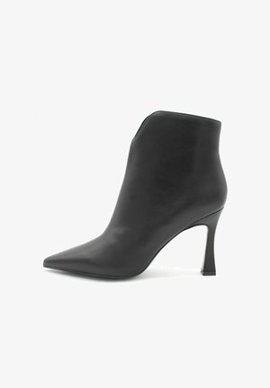 Stivale alla caviglia in pelle nera con punta affilata, design elegante e tacco alto e sottile. Texture liscia e dettaglio minimalista.