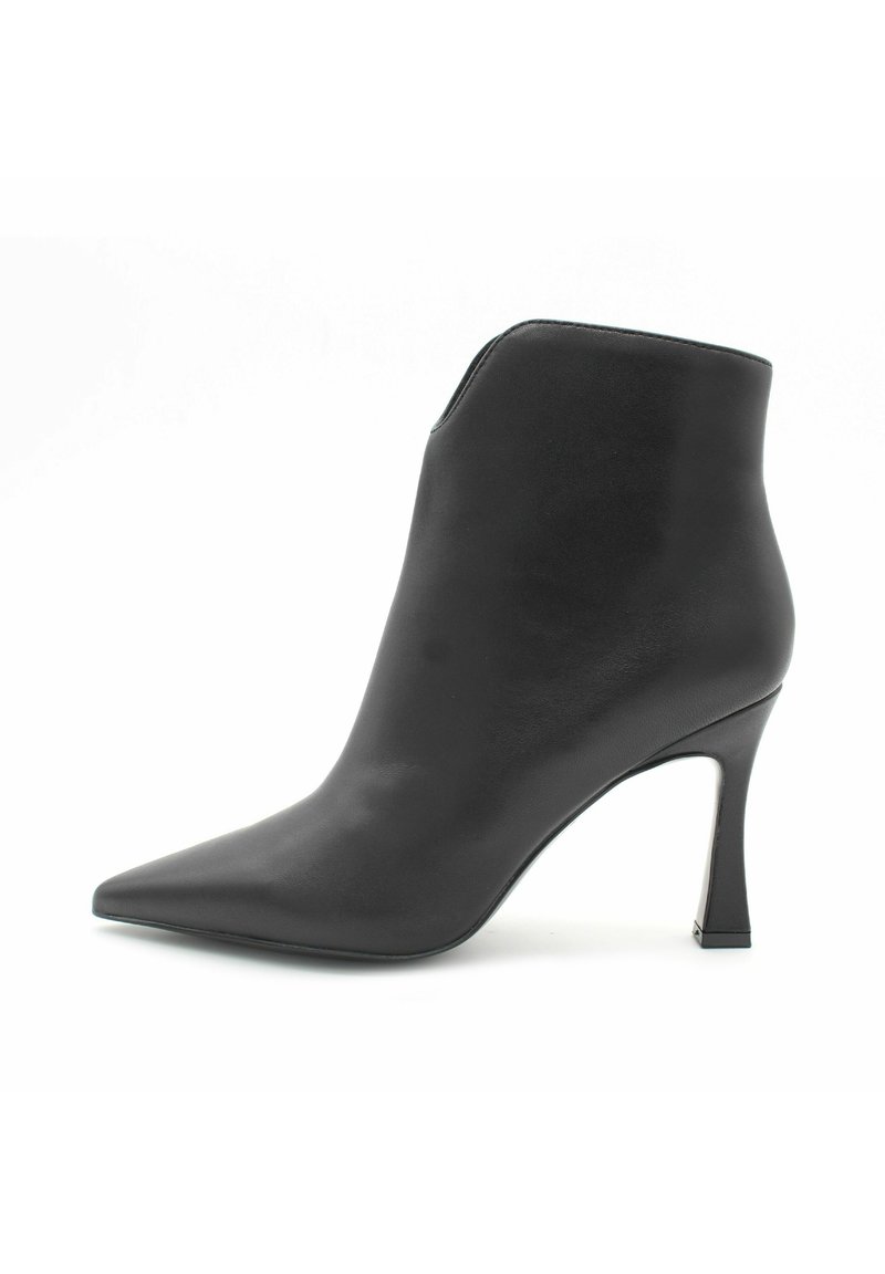 Czarne skórzane botki na kostkę z spiczastym noskiem, eleganckim designem i wysokim, smukłym obcasem. Gładka tekstura i minimalistyczne detale.
