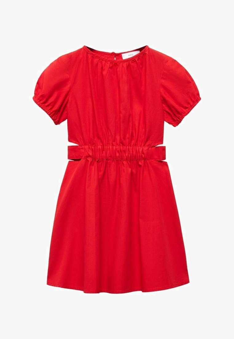 Robe rouge à manches courtes avec texture froncée, taille élastique et taille cintrée, s'évasant en une jupe évasée. Tissu lisse et léger.
