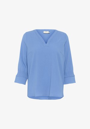 Lyseblå, løstsiddende bluse med V-hals, trekvartærmer med samlede manchetter og en let rundet kant.