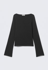 Μαύρο μακρυμάνικο τοπ με οριζόντιες ρίγες, κουτί κοψίματος, ντεκολτέ σε σχήμα σέσκουλου και απαλή υφή υφάσματος. Διαθέτει φουσκωτά τελειώματα στα μανίκια.