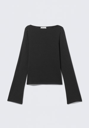 Haut noir à manches longues avec rayures horizontales, coupe carrée, encolure dégagée et texture de tissu douce. Manches évasées aux extrémités.
