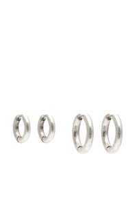 Två par enkla silver hoop-örhängen, ett mindre och ett större, visade på en vit bakgrund.