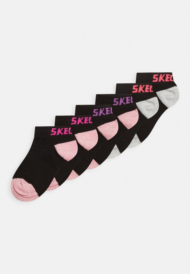 Cinque paia di calzini alla caviglia in nero, rosa e grigio. Ogni paio presenta una punta e un tallone a contrasto con la scritta "SKEL" intrecciata in testo colorato.