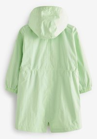 Hellgrünner Regenmantel mit Kapuze, elastischen Bündchen und gerafftem Bund für eine lockere Passform. Glatte Textur mit mittellangem Design.