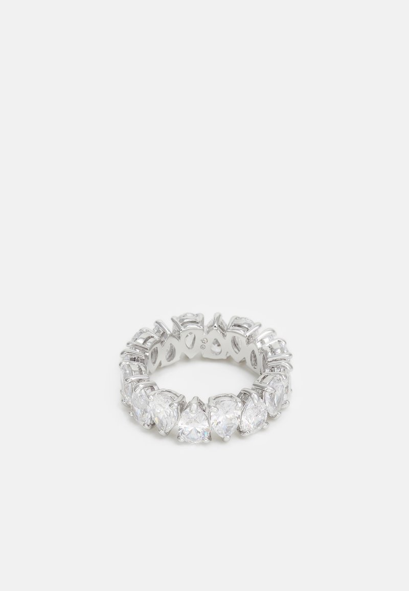 Bague d’éternité en argent sertie de grandes pierres précieuses claires en forme de poire, disposées en continu autour de la bague sur fond blanc.