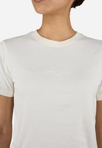 Tricou alb din bumbac cu mânecă scurtă, de tip crew neck, cu un logo brodat subtil pe piept. Textură netedă, design minimalist.
