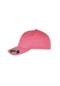Cappellino da baseball rosa con visiera curva, realizzato in tessuto morbido, con occhielli di ventilazione e etichetta di dimensione Flexfit sul lato.