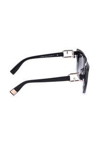 Lunettes de soleil rectangulaires noires avec verres teintés gris et détails dorés aux charnières sur fond blanc.