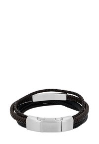Pulsera trenzada de cuero en negro y marrón, con un cierre metálico rectangular de plata. Superficie texturada con acentos suaves.