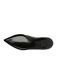 Schwarzer spitz zulaufender Schuh mit einem strukturierten Lederobermaterial, glänzender Oberfläche und einem eleganten Design. Verfügt über eine glatte, geschwungene Sohle mit Profilrillen.