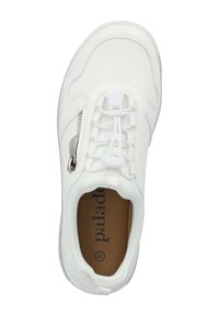 Zapatilla blanca hecha de cuero sintético. Cuenta con cordones elásticos, un zipper lateral y una suela de goma texturizada. Plantilla marrón con el nombre de la marca impreso.