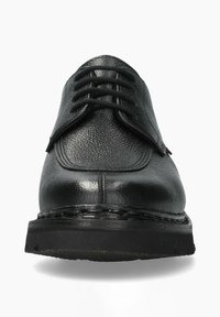 Chaussure habillée en cuir noir avec une texture lisse, bout rond et un laçage à cinq œillets à l'avant. Semelle en caoutchouc noir épais avec des détails de couture.