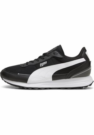 Basket Puma noire et blanche avec une tige en mesh, fermeture à lacets et une semelle en caoutchouc blanche arborant un motif de bande de roulement en zigzag.