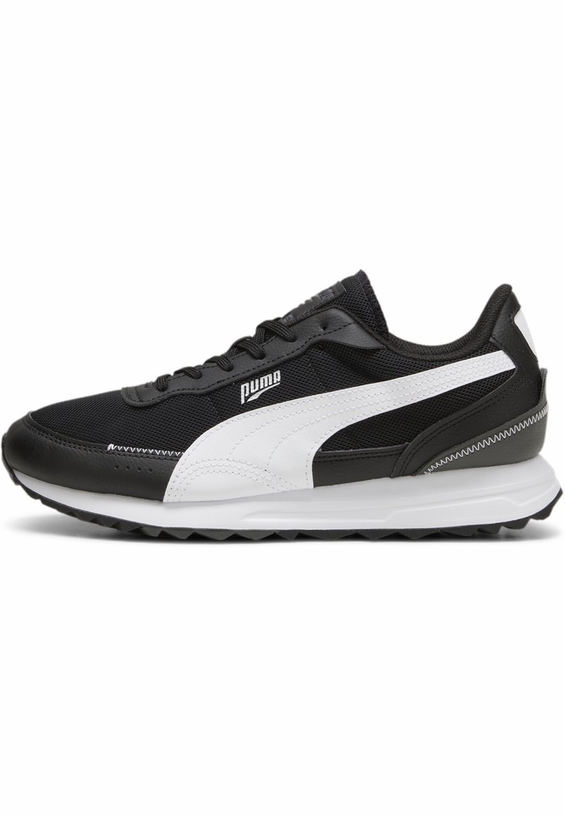 Basket Puma noire et blanche avec une tige en mesh, fermeture à lacets et une semelle en caoutchouc blanche arborant un motif de bande de roulement en zigzag.