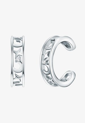 Sølv hoopøreringe med udskårne stjernemønstre og små klare ædelstene, med en glat, poleret finish og buet design.
