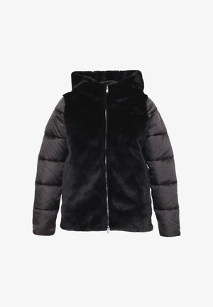 Giacca imbottita nera con pelliccia ecologica nera, con cerniera frontale e cappuccio. Presenta una combinazione di texture e una silhouette aderente con maniche gonfie.