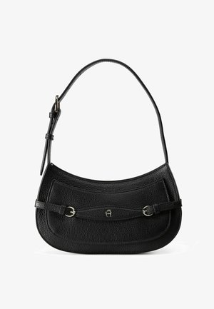 Schwarze Lederhandtasche mit strukturierter Oberfläche, geschwungener Form, verstellbarem Riemen und Metallbeschlägen. Verfügt über eine Klappe mit minimalistischem Design.