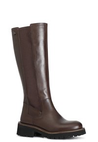 Bota de cuero marrón hasta la rodilla con panel elástico para flexibilidad, puntera redonda, suela negra gruesa, textura suave y un diseño minimalista.