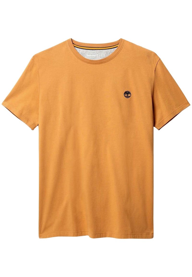 T-shirt a maniche corte in cotone giallo senape con colletto girocollo e un piccolo logo nero sul lato sinistro del petto. Texture liscia, vestibilità casual.