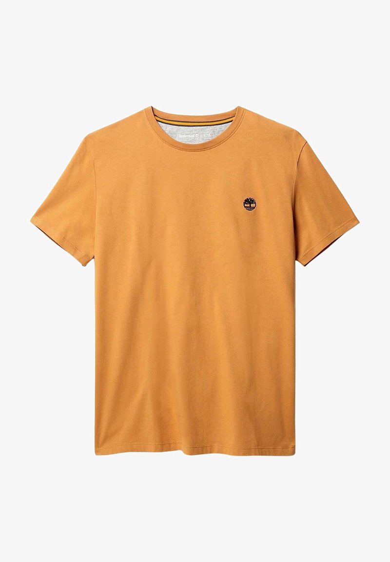 T-shirt a maniche corte in cotone giallo senape con colletto girocollo e un piccolo logo nero sul lato sinistro del petto. Texture liscia, vestibilità casual.