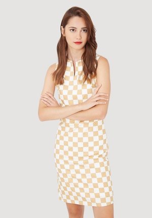 Vestido de cuadros en beige y blanco, hecho de una tela suave. Diseño sin mangas con un cuello alto y una silueta ajustada.