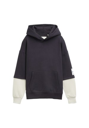 Zwarte hoodie met witte lange mouwen en een voorzak op een witte achtergrond.
