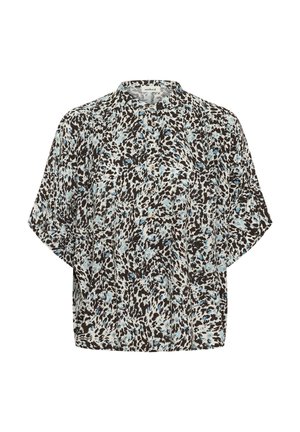 Blusa de manga corta con estampado abstracto de animales en negro, blanco y azul, cuello mandarín y cierre frontal con botones.