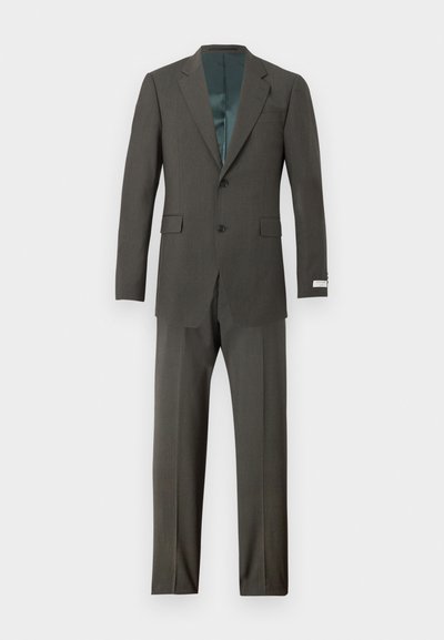 Σκούρο γκρι ανδρικό κοστούμι δύο τεμαχίων με σακάκι με γδάρσιμο γιακά, δύο εμπρόσθιες τσέπες με καπάκια και ταιριαστό παντελόνι ίσιας γραμμής.