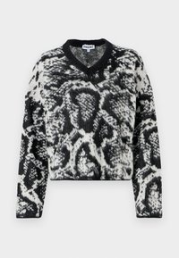 Maglione cropped bianco e nero con scollo a V, caratterizzato da un motivo animalier testurizzato e maniche lunghe. Materiale in maglia morbida.