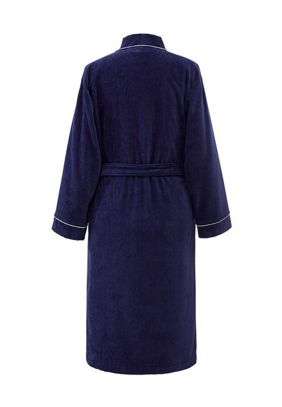 Μαύρη μπλε μακριά ρόμπα μπάνιου με ζώνη και άσπρη επένδυση στις μανσέτες, εμφανίζεται από πίσω σε λευκό φόντο.